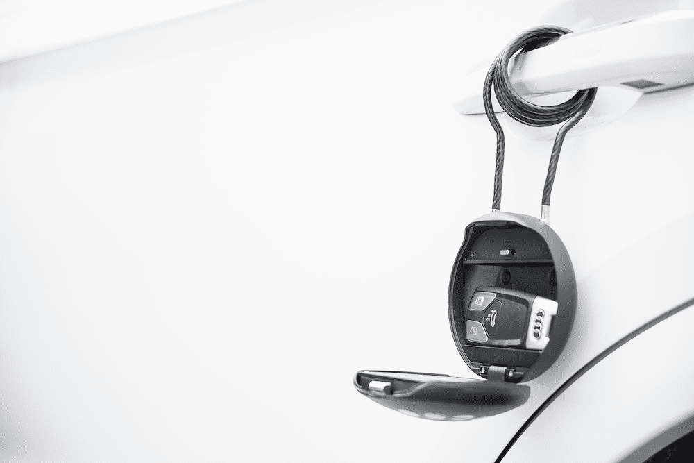 automašīnas slēdzenes viedās lietotnes atbalsts ar tapu + drošības kārbu