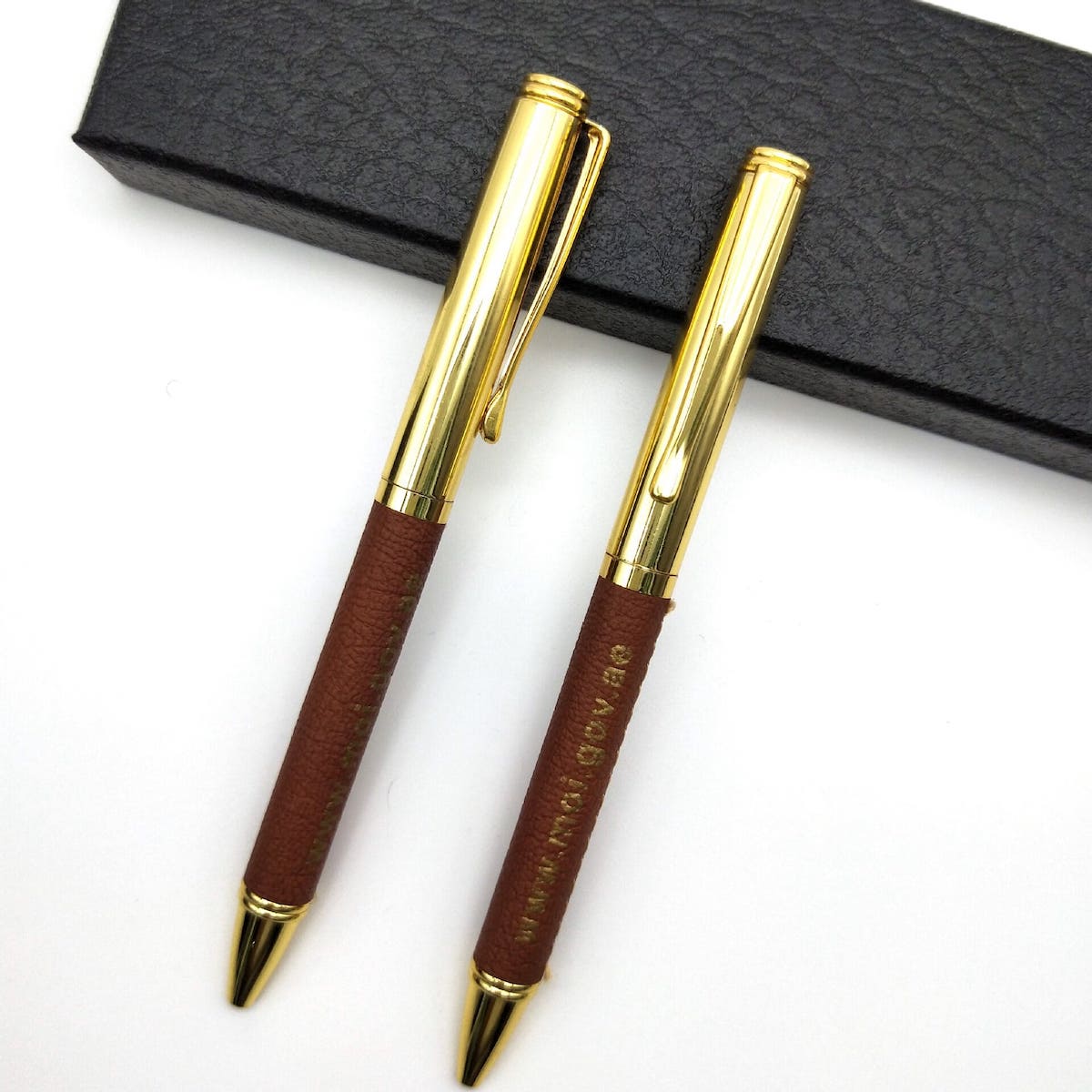 Luksusa zelta pildspalva ar ādu