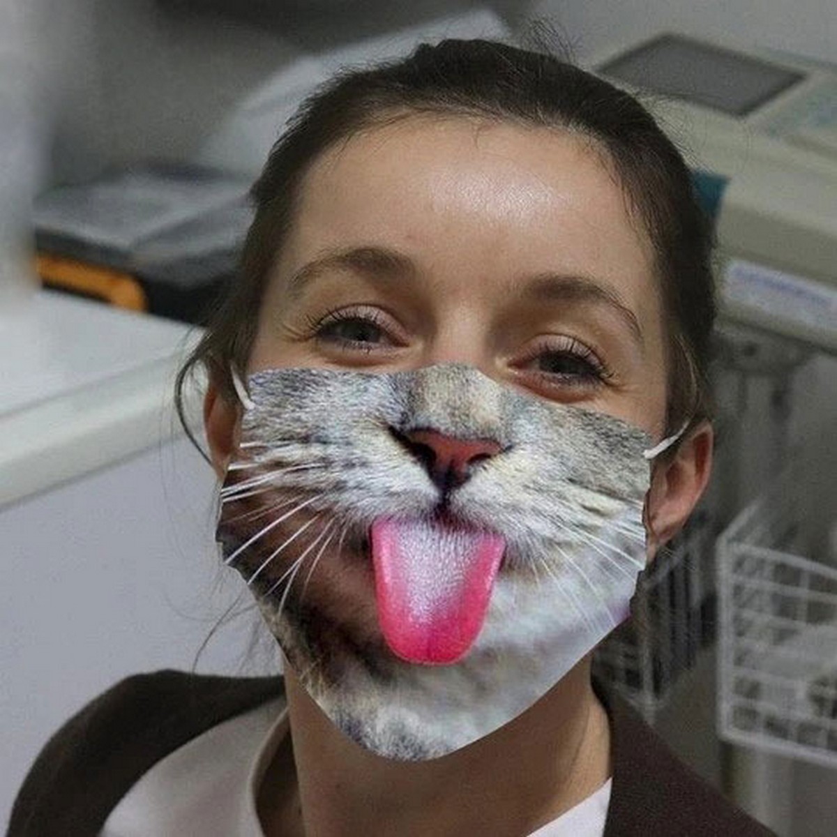 maska uz sejas kaķēns ar mēli