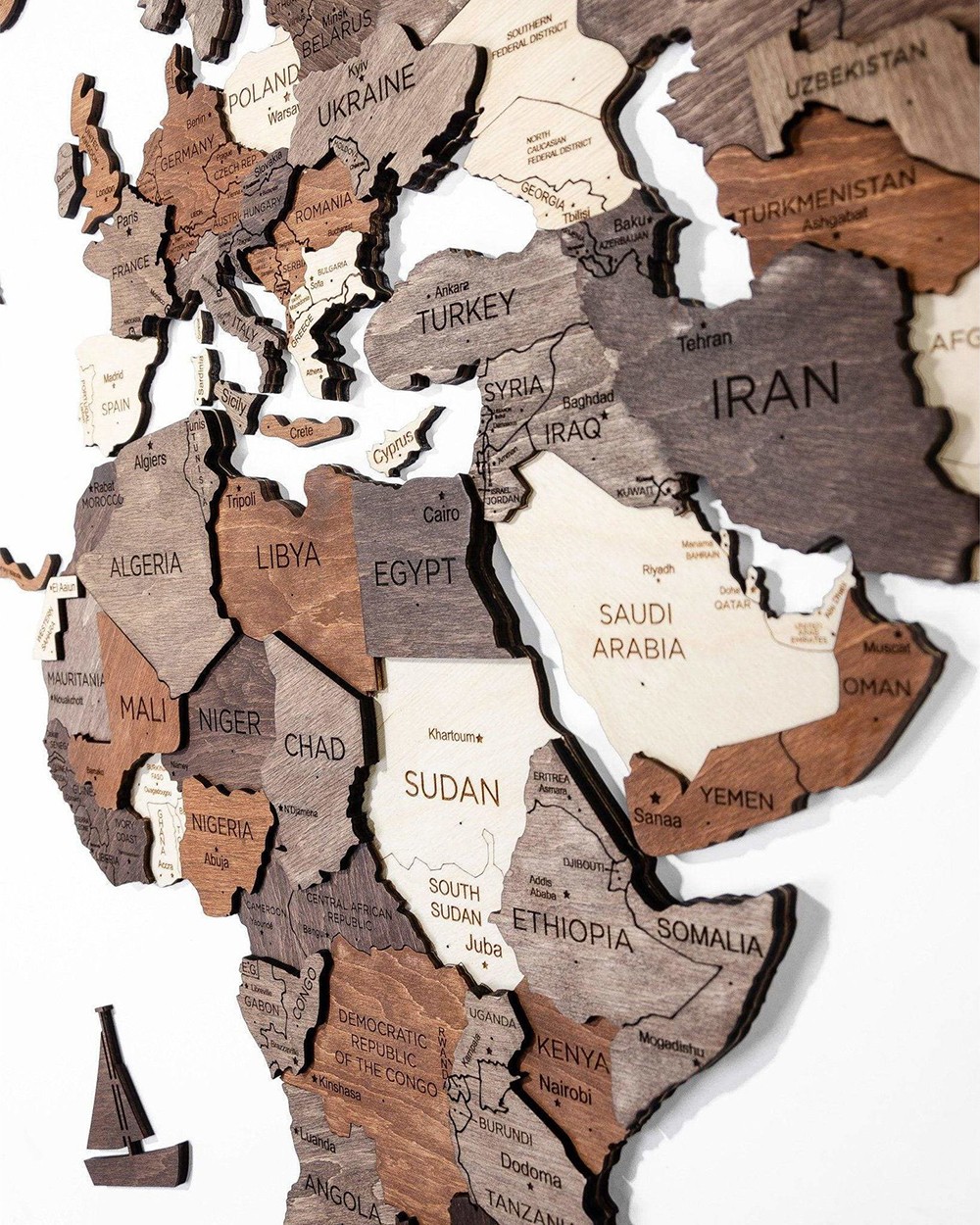 3D koka kartes uz sienas kontinentiem