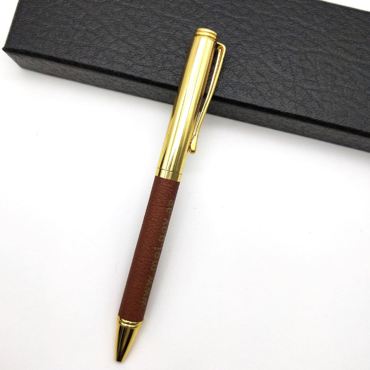 luksusa dāvanu pildspalva ar ādas virsmu