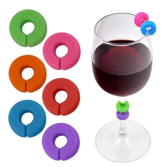 gredzeni vīna glāzēm, krāsainas etiķetes