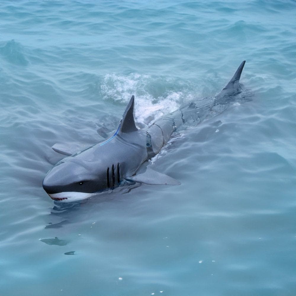 RC haizivs tālvadībai ūdenī ar kontrolieri