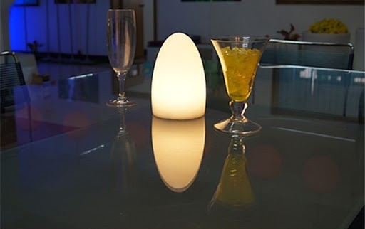 stilīga gaisma uz galda - ola