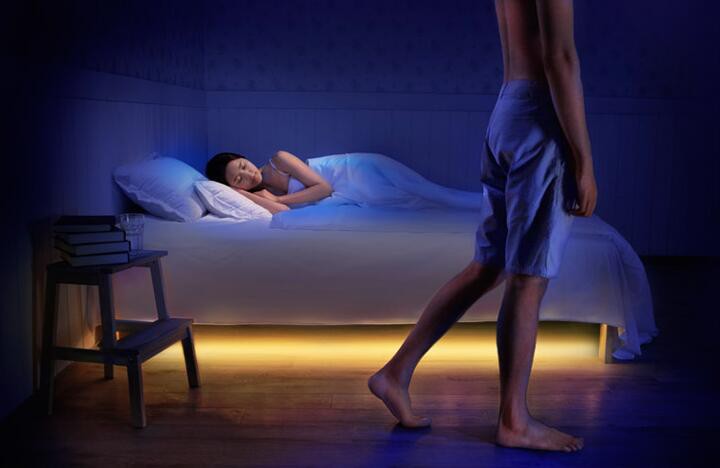 LED gaismas sloksne zem gultas ar kustības sensoru
