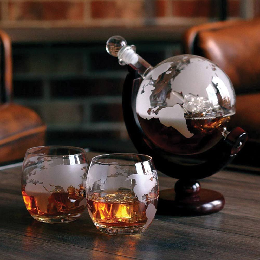 viskija komplekts globusa formā