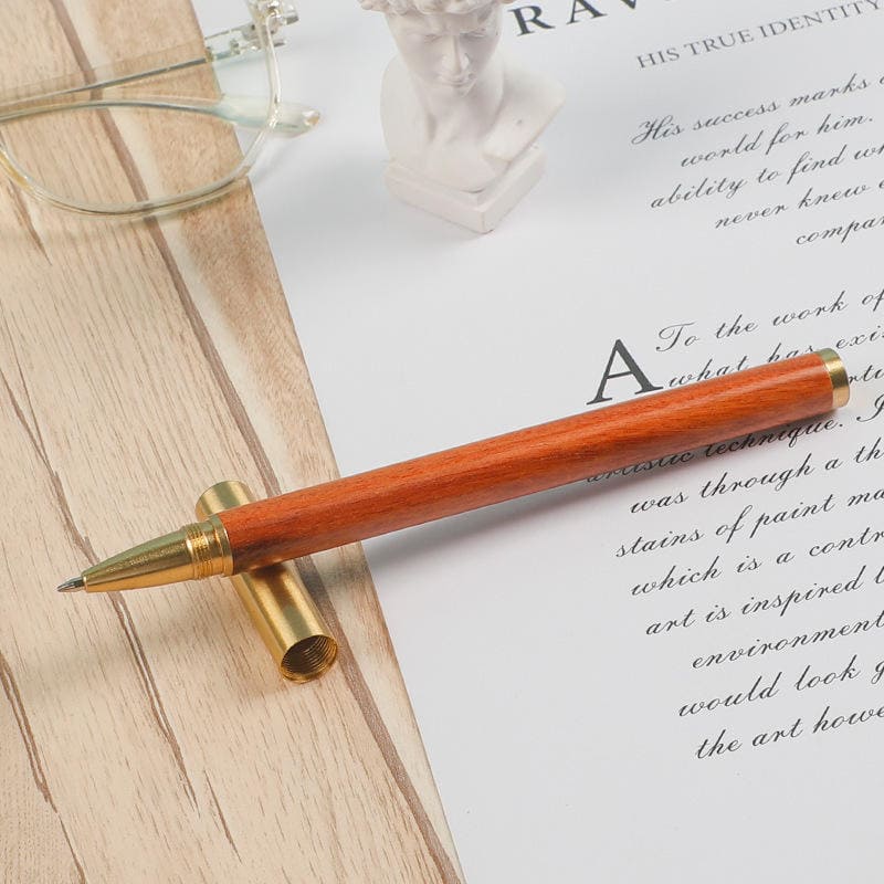 zelta pildspalva ar koka dizainu
