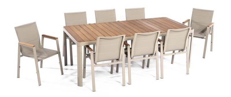 Liels dārza pusdienu galds ar grezna dizaina krēsliem.