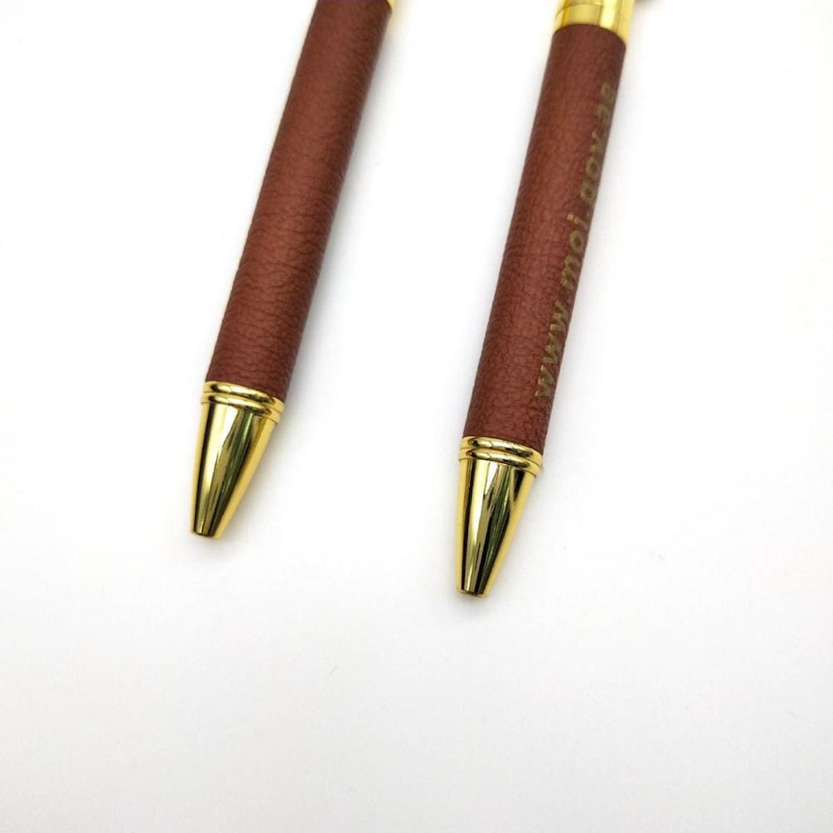 pildspalva ar ādas greznību