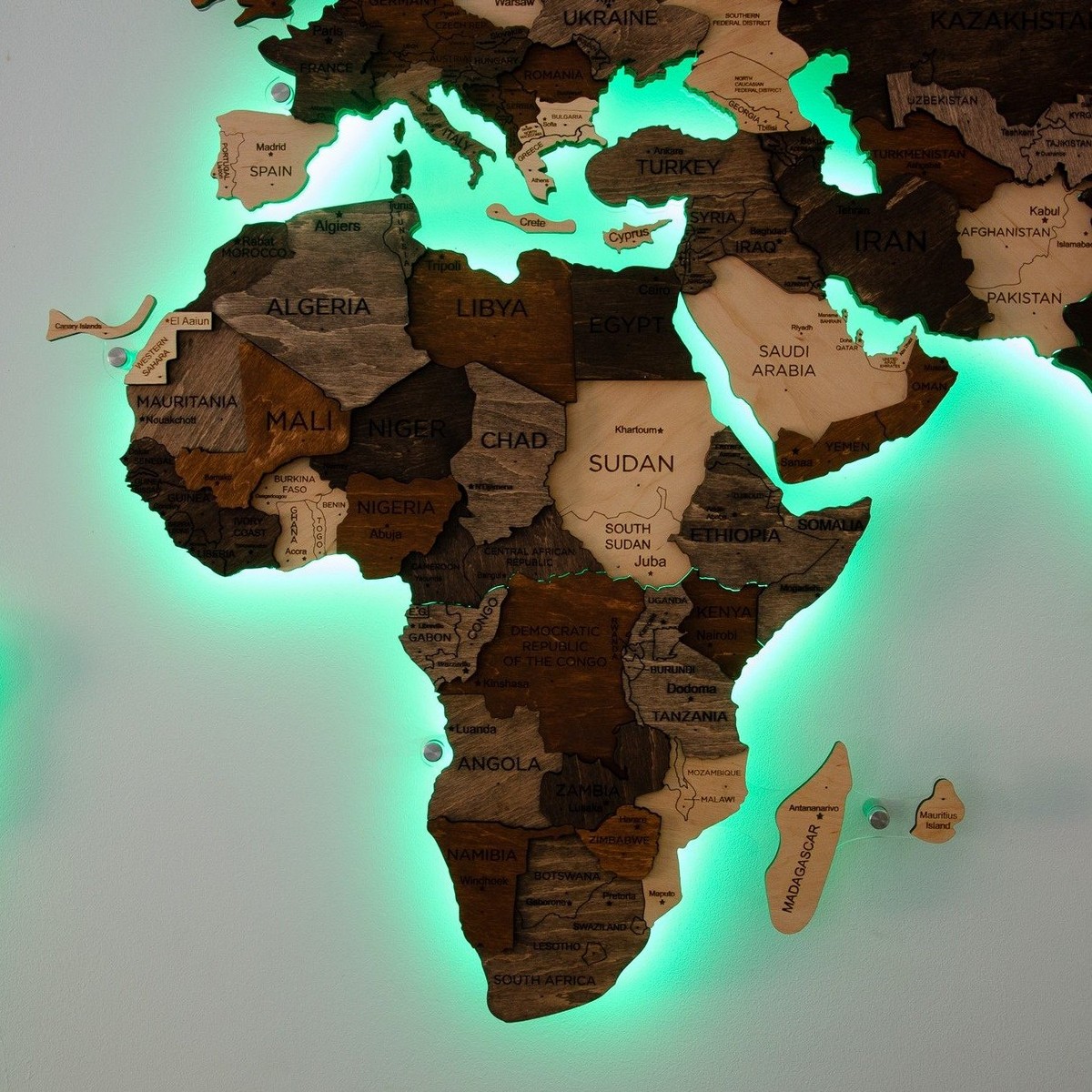 koka pasaules kartes ar LED aizmugurgaismojumu