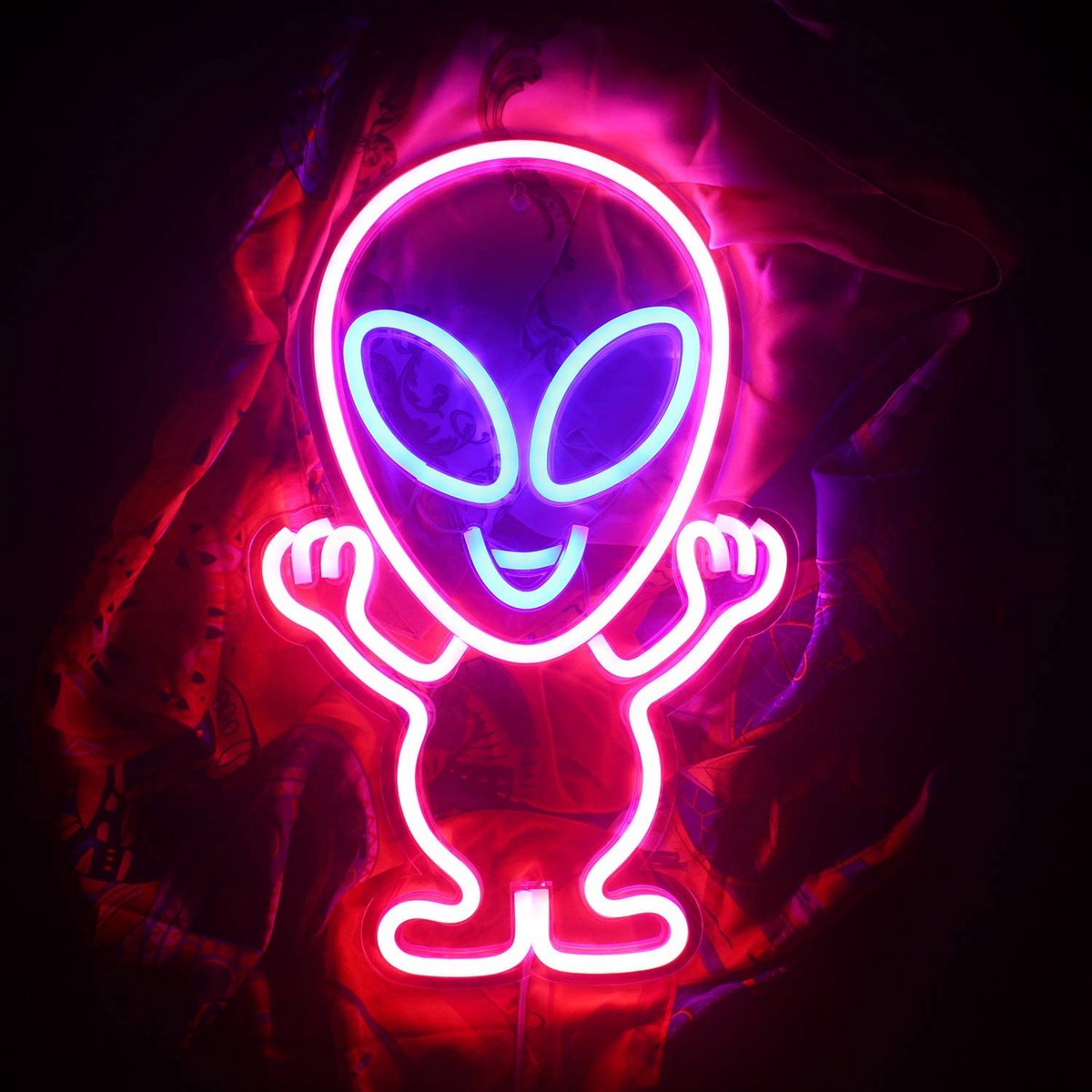 pie sienas spīd neona logo - citplanētietis